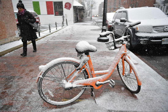 دراجة تتجمد بسبب العاصفة الثلجية فى واشنطن