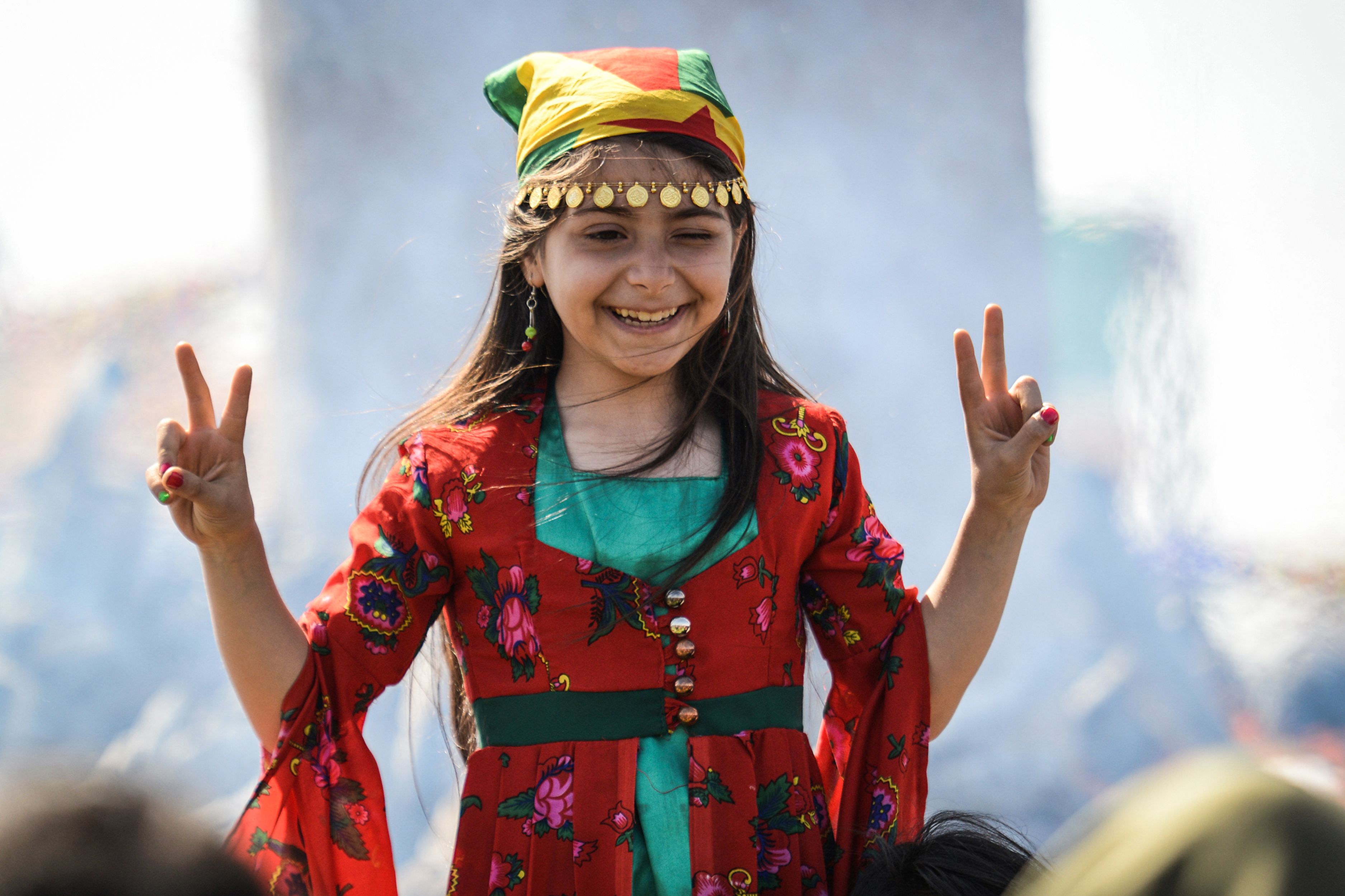 طفلة ترفع علامة النصر خلال الاحتفال