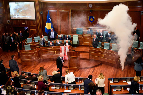المعارضة فى كوسوفو تطلق قنبلة غاز داخل البرلمان