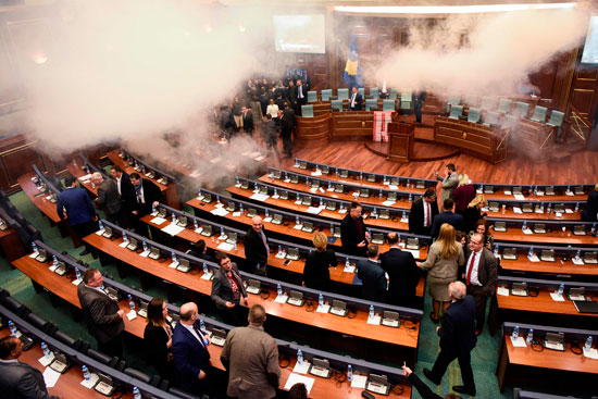 اخلاء قاعة برلمان كوسوفو بسبب قنبلة غاز