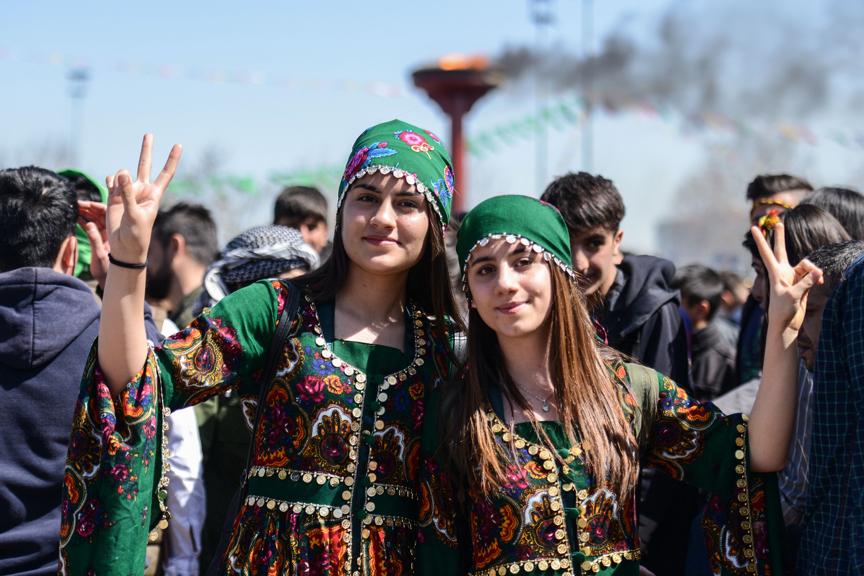 جميلات الأكرد يلوحون بعلامة النصر خلال الاحتفال