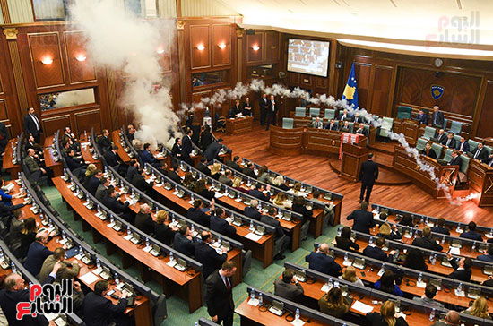 قنبلة غاز مسيل للدموع فى برلمان كوسوفو