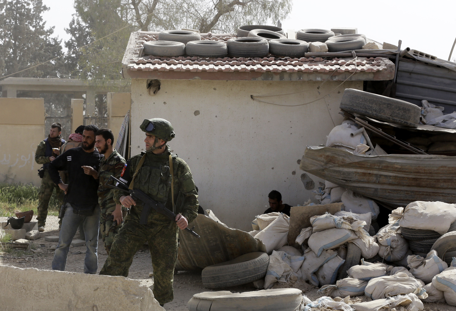 القوات الروسية والسورية يقفون بمدخل مدينة حرساتا