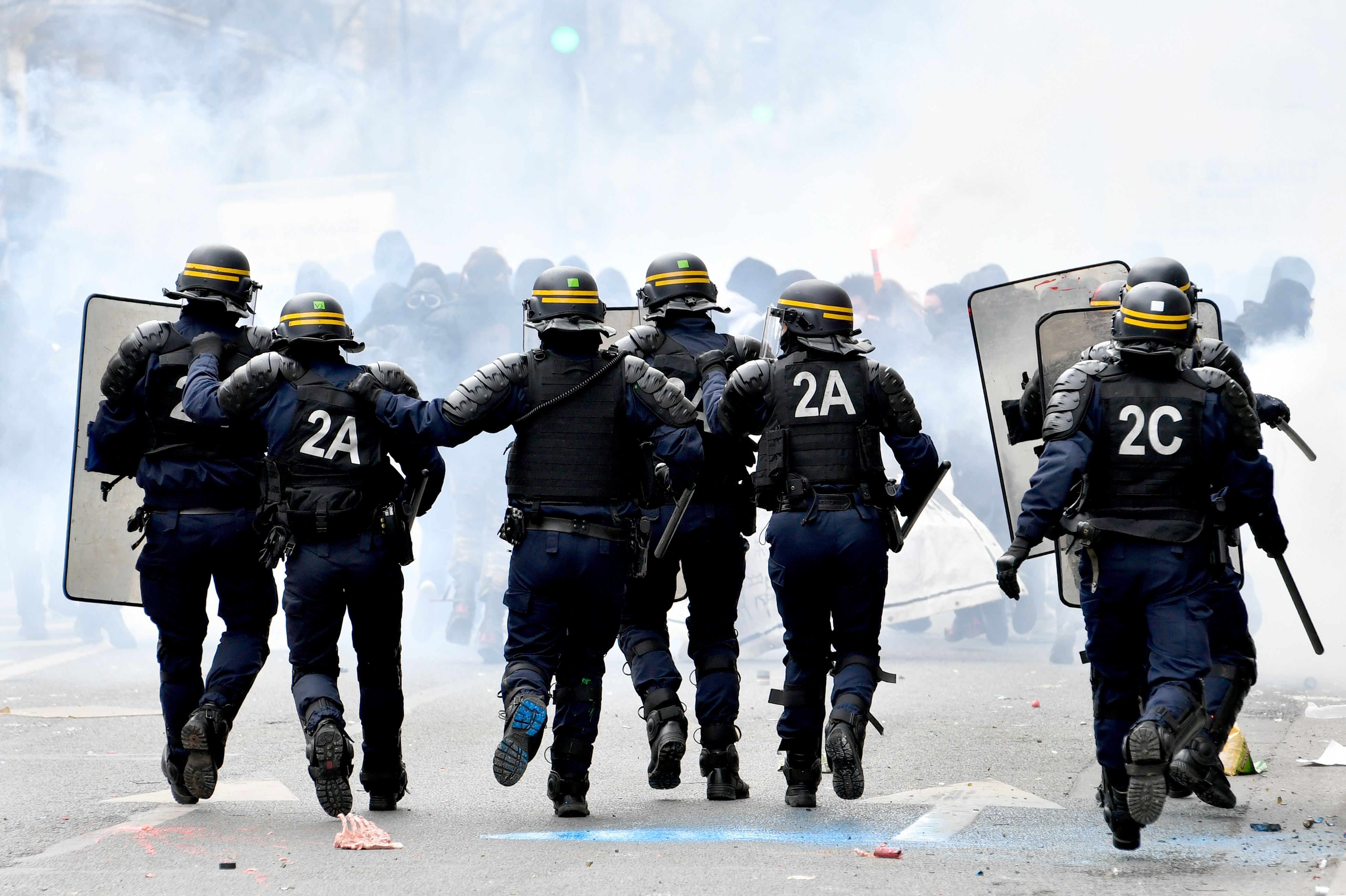 الشرطة الفرنسية تشتبك مع المحتجين