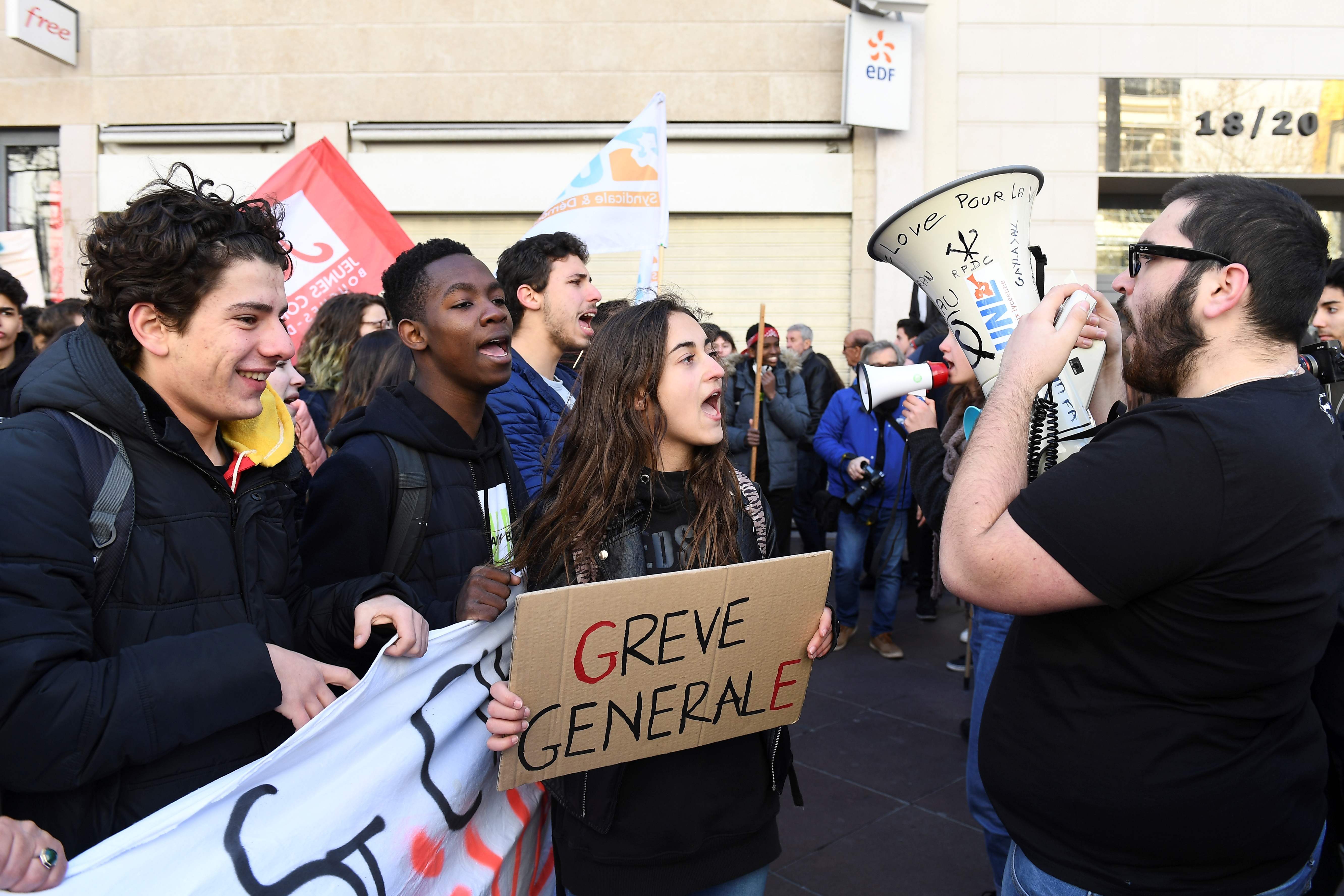 الشباب الفرنسى يشارك فى الاحتجاجات