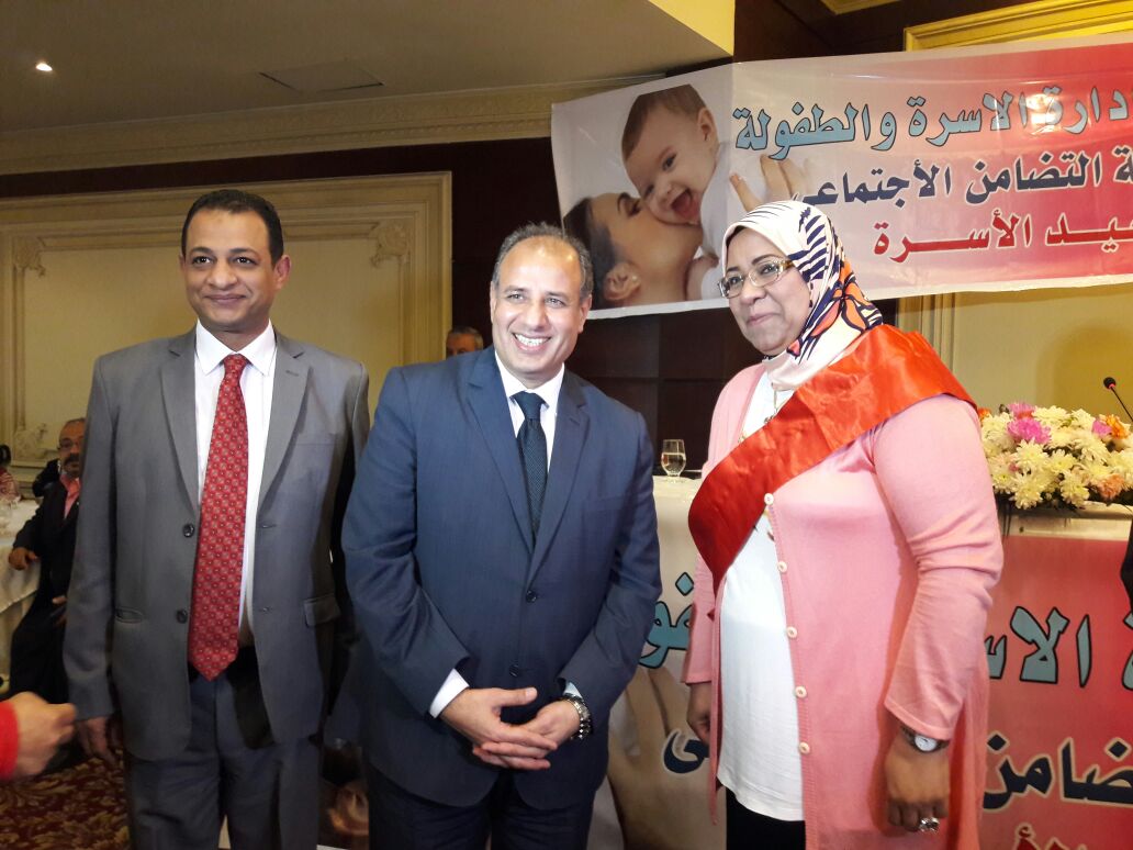 محافظ الإسكندرية خلال تكريمه للأمهات المثاليات (5)