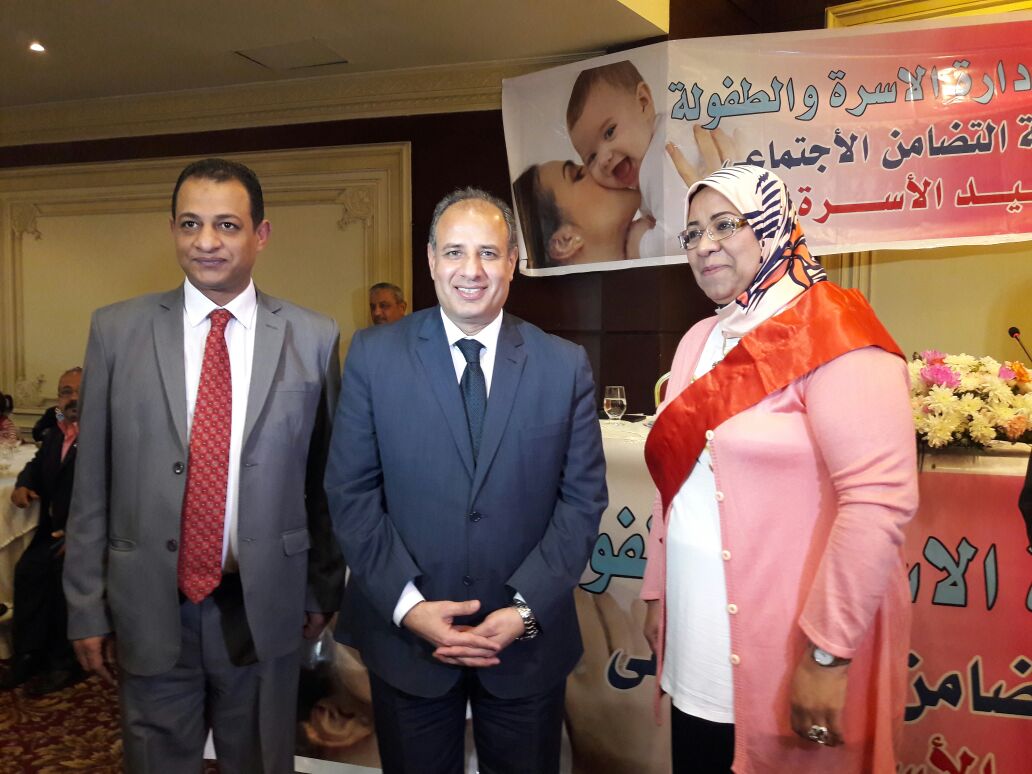 محافظ الإسكندرية خلال تكريمه للأمهات المثاليات (4)