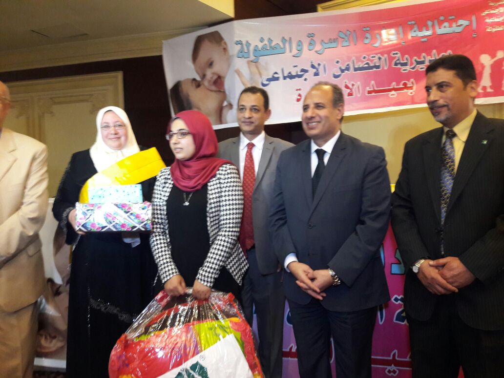 محافظ الإسكندرية خلال تكريمه للأمهات المثاليات (1)