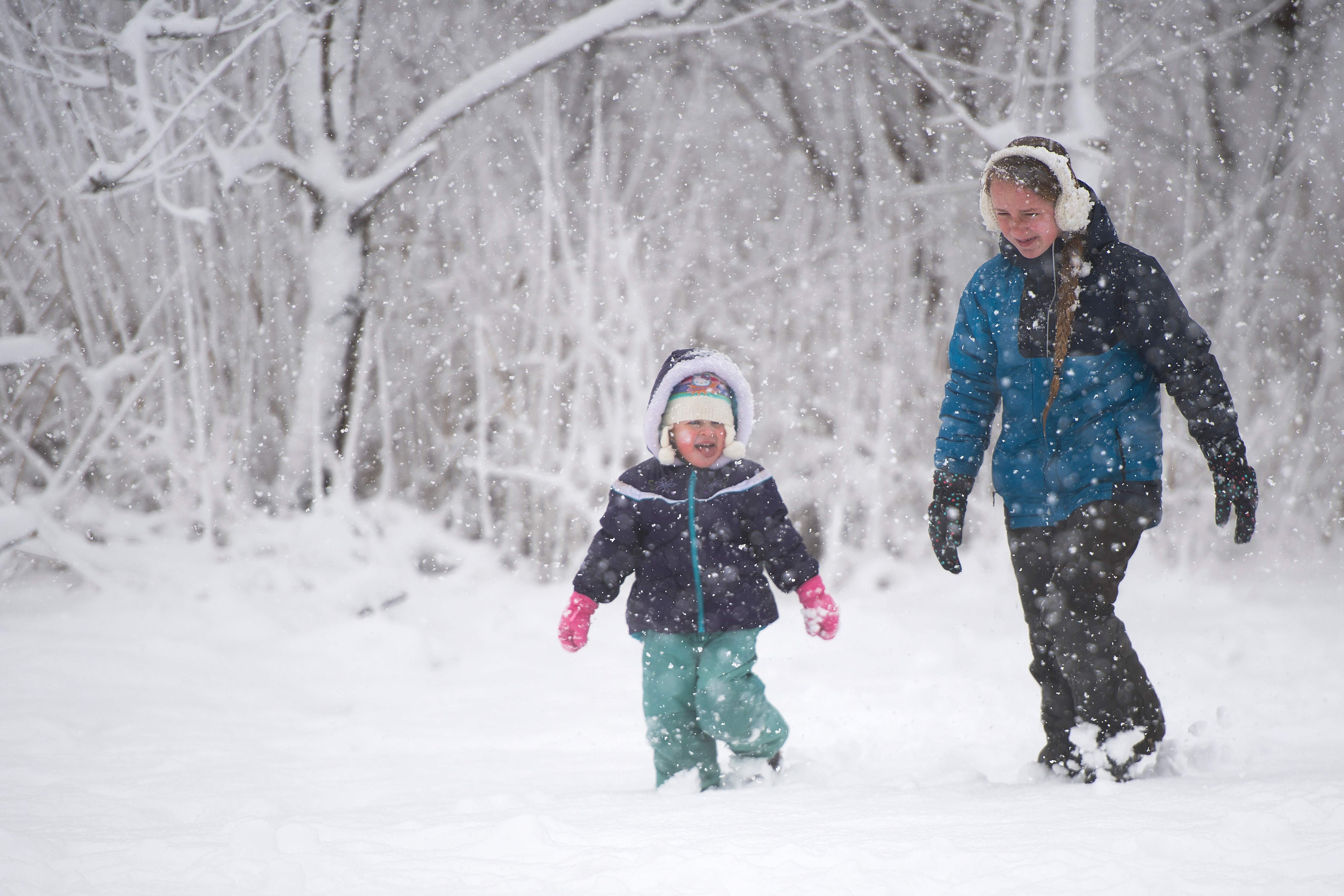 طفل يلعب فى الثلج مع والدته