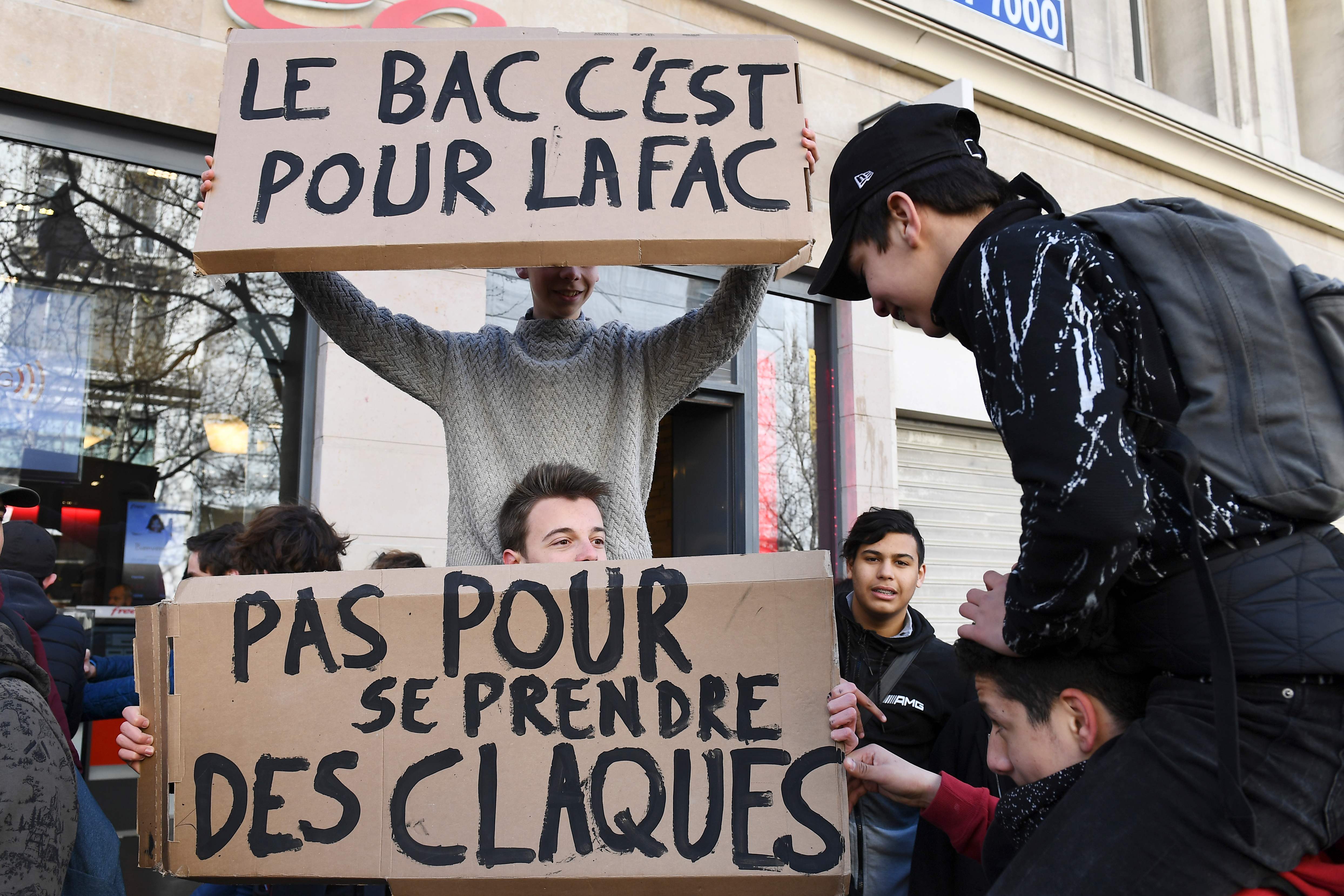 مظاهرات ضد قرارات الرئيس الفرنسى