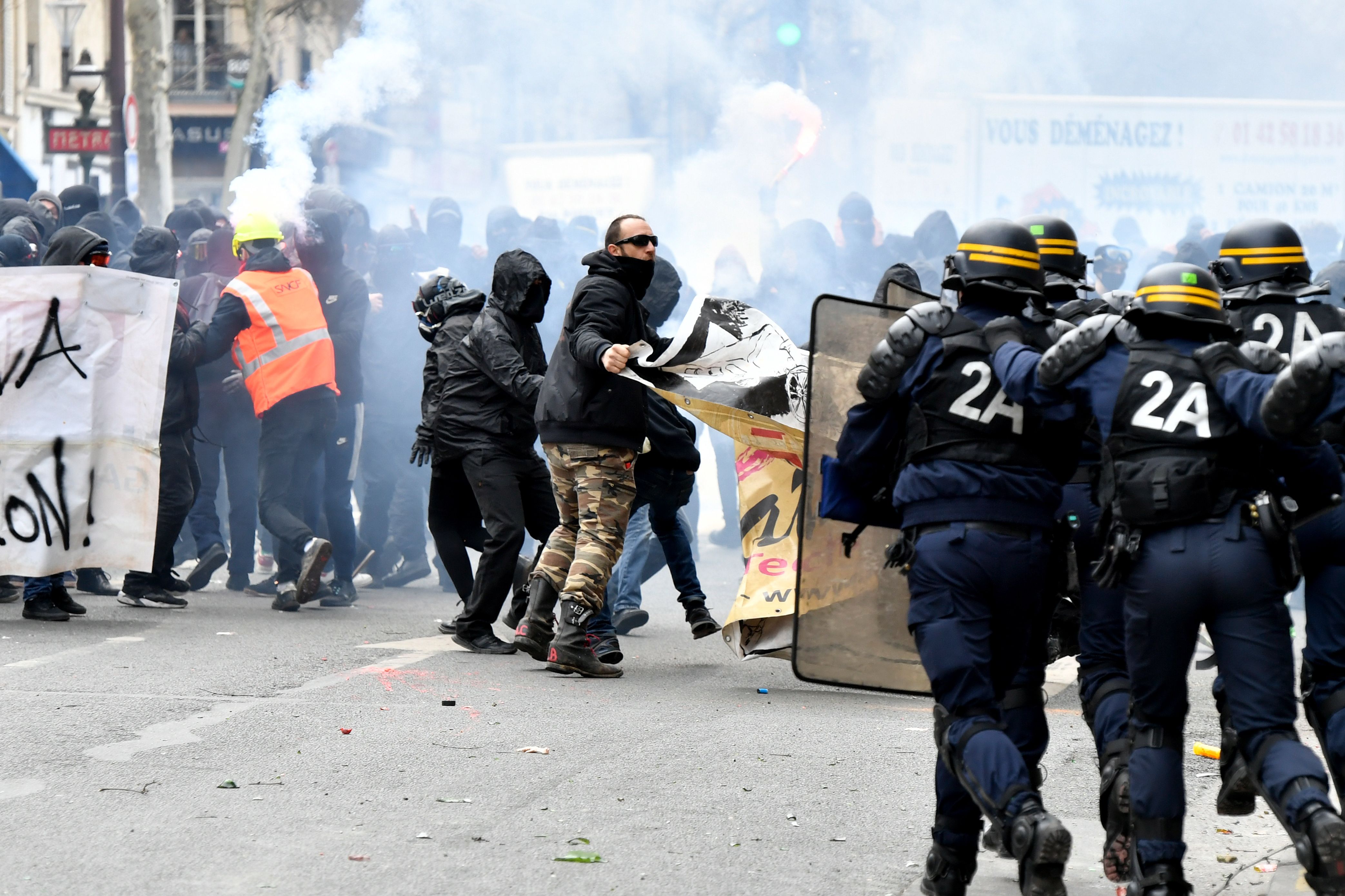 اشتباكات بين الشرطة الفرنسية ومحتجين