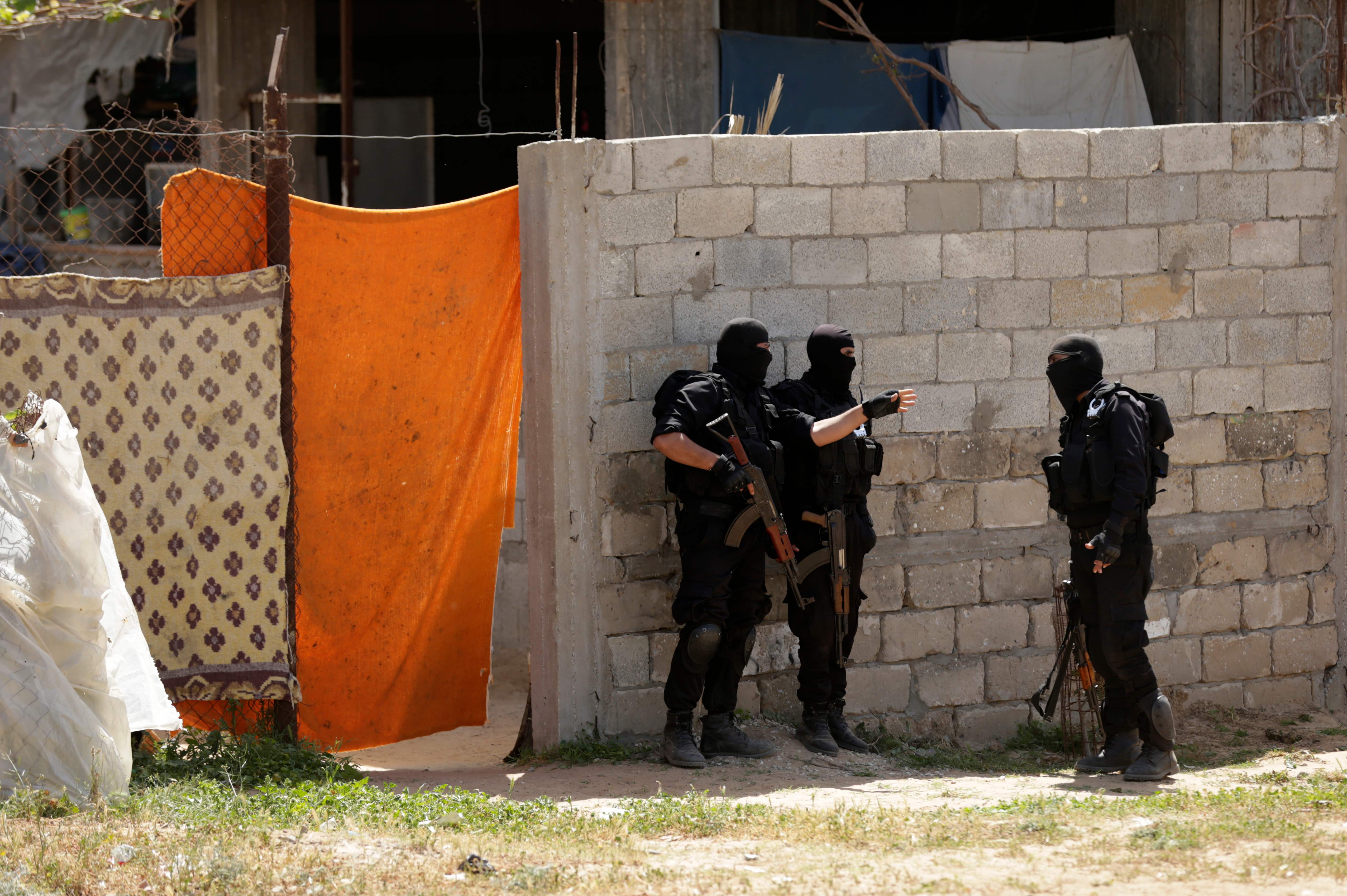 شرطة حماس تحاصر مقر اختباء منفذ الهجوم