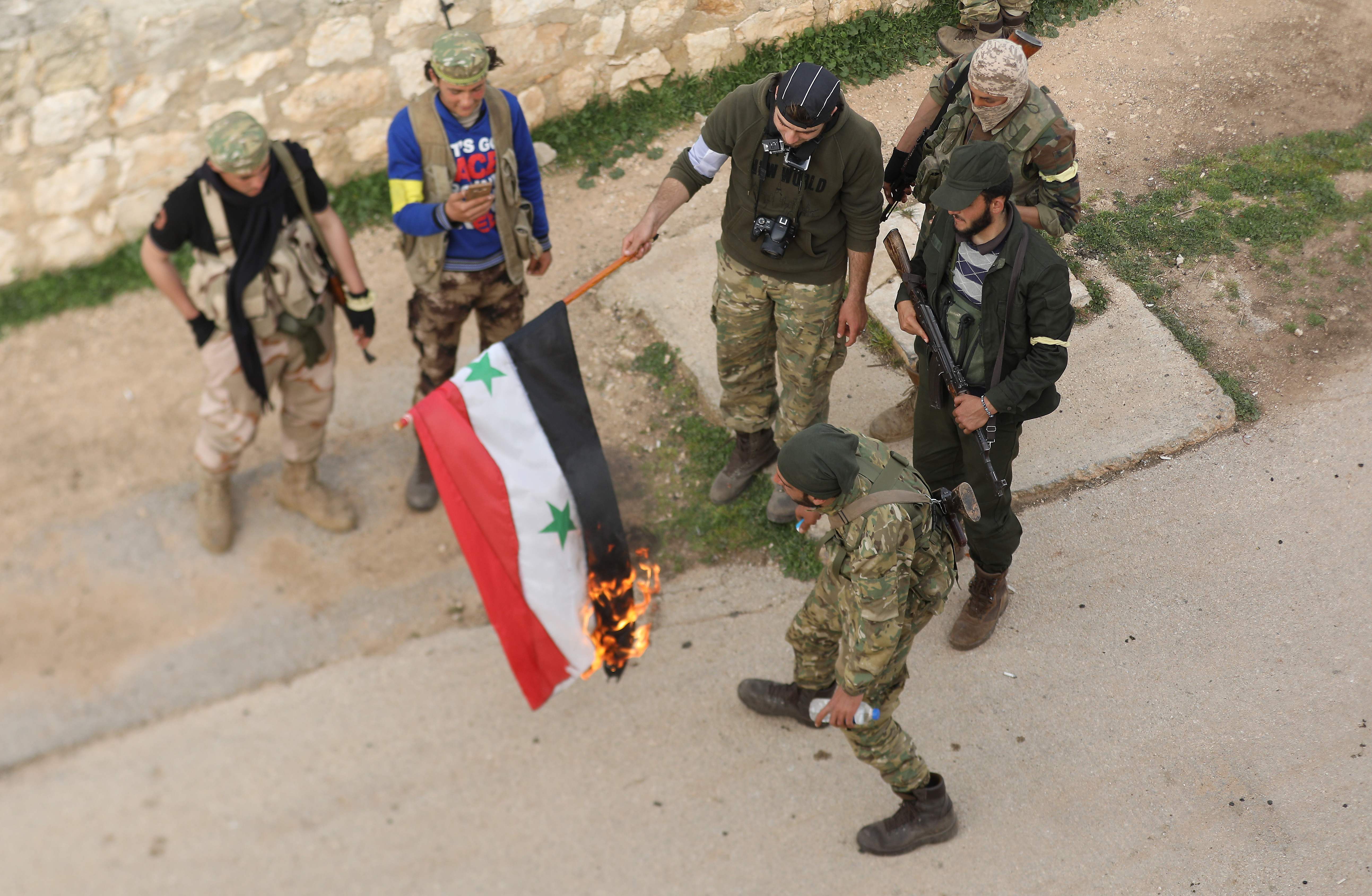 مرتزقة أردوغان يحرقون العلم السورى فى مدينة عفرين 