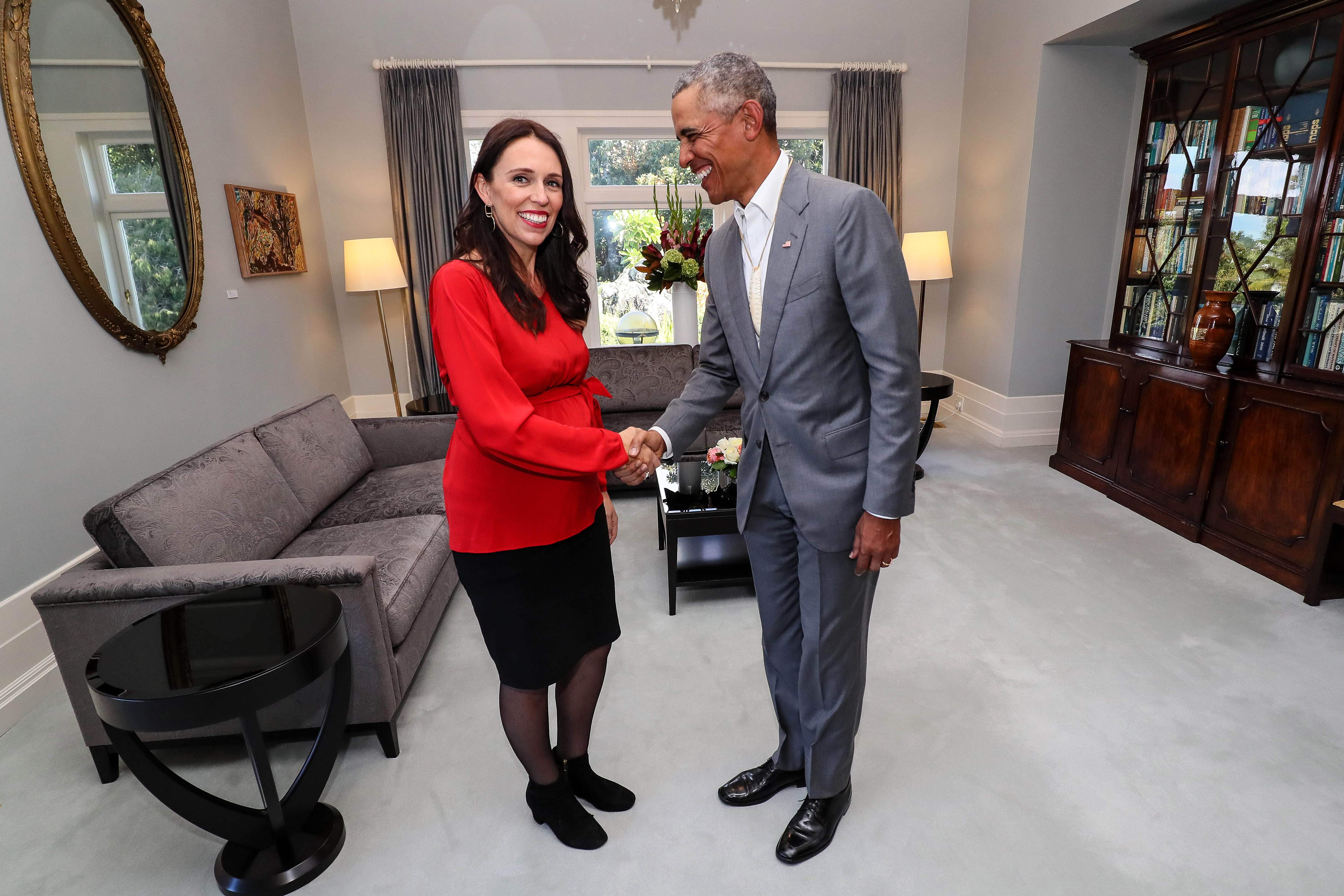 أوباما يصافح رئيسة الوزراء النيوزيلندية