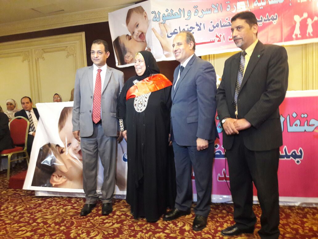 محافظ الإسكندرية خلال تكريمه للأمهات المثاليات (2)