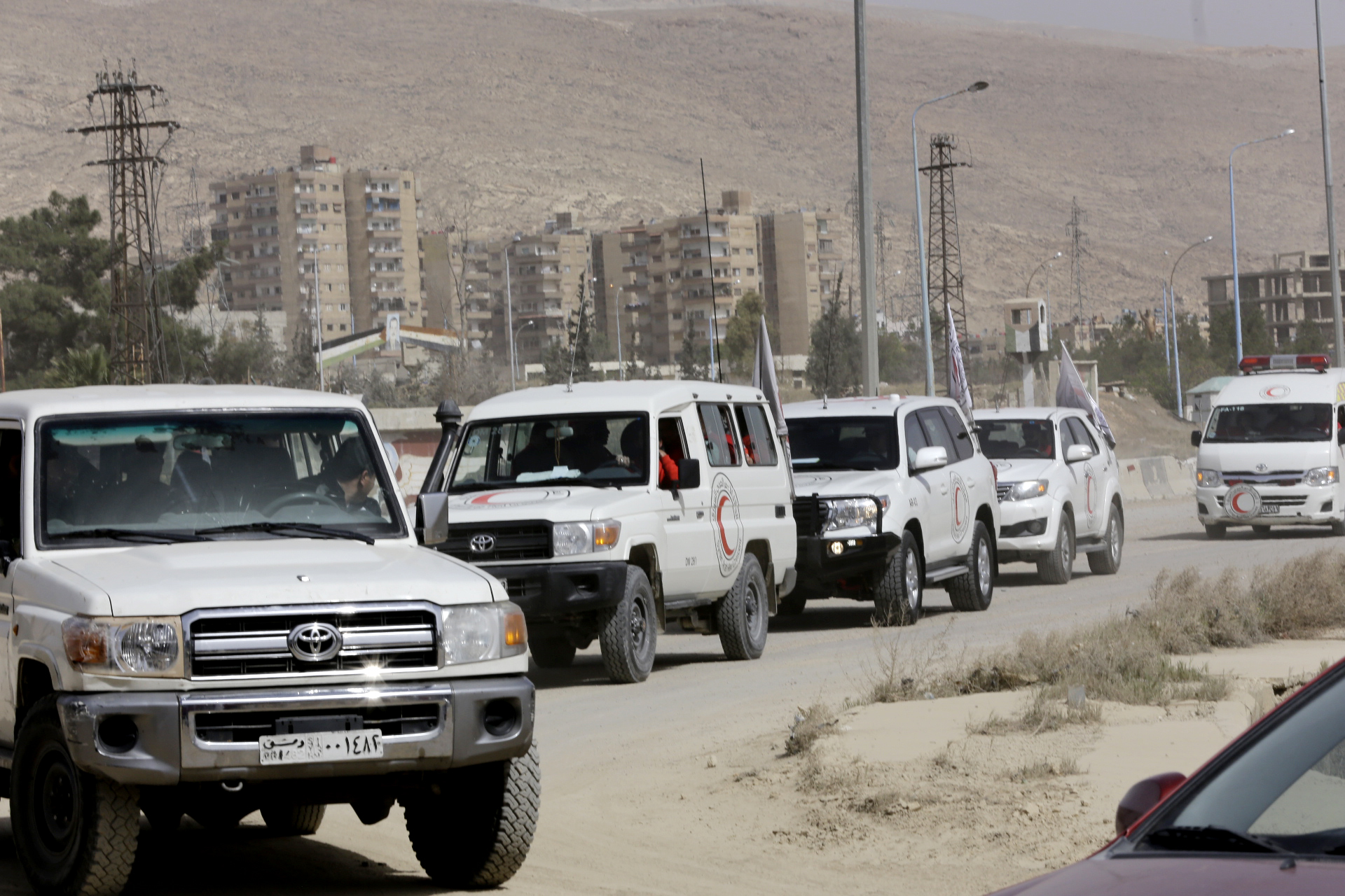 سيارات الهلال الاحمر فى انتظار نقل السكان والمسلحين
