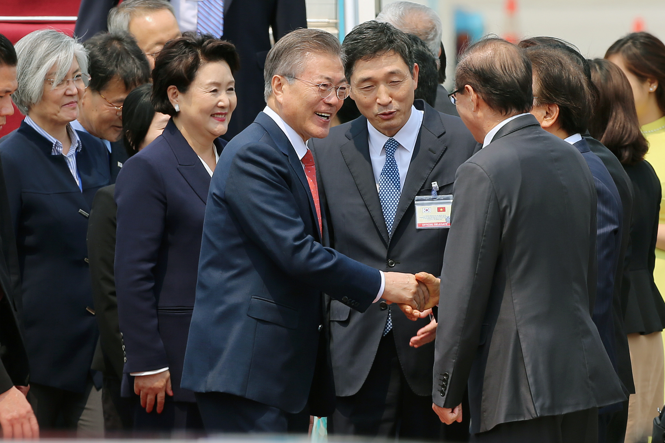 رئيس كوريا الجنوبية يصافح مسئولين بفتنام