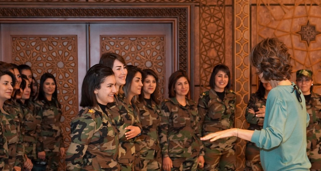 أسماء الأسد قرينة الرئيس السورى  مع مجندات