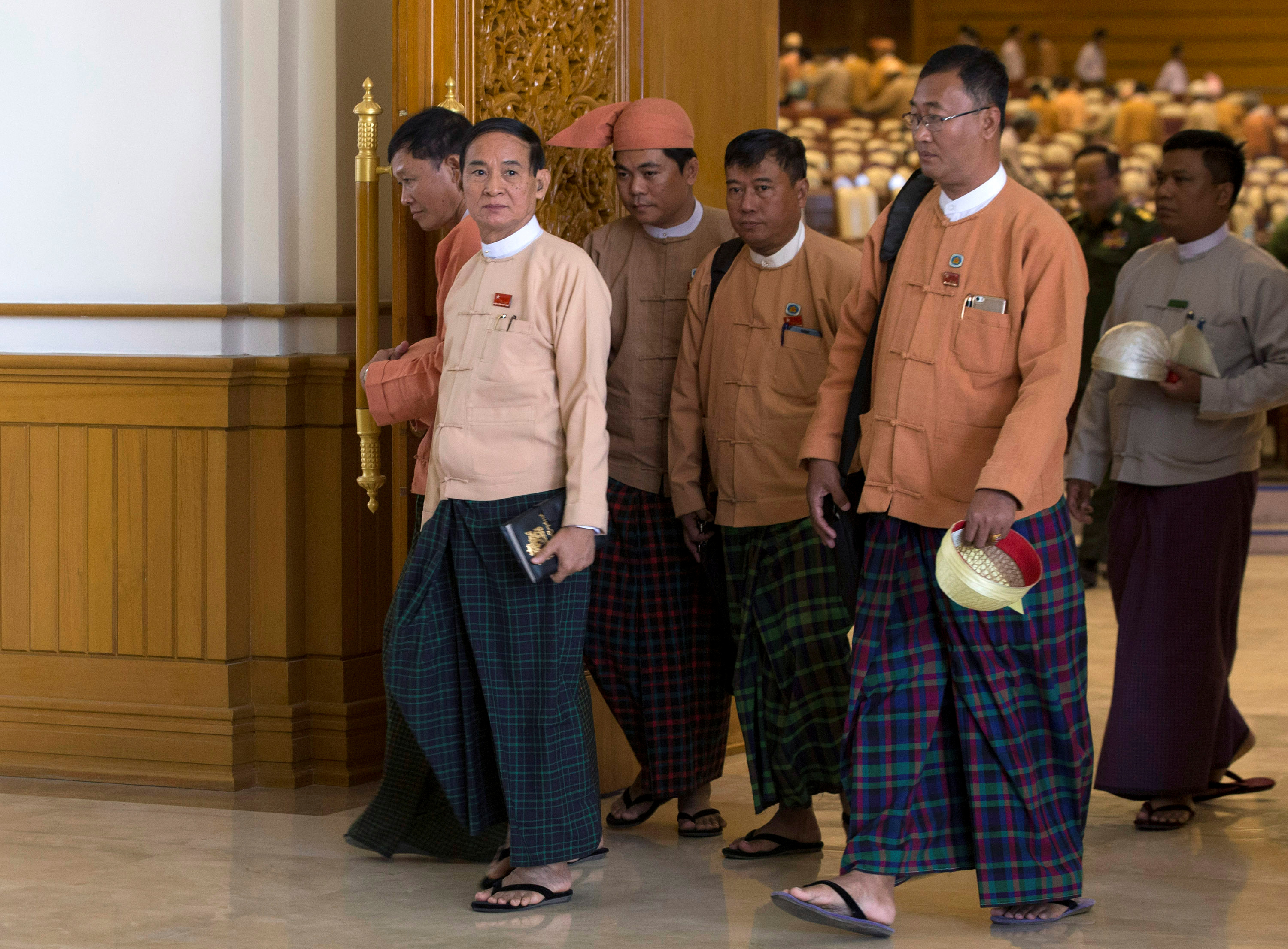 رئيس مجلس النواب فى ميانمار يغادر مبنى البرلمان
