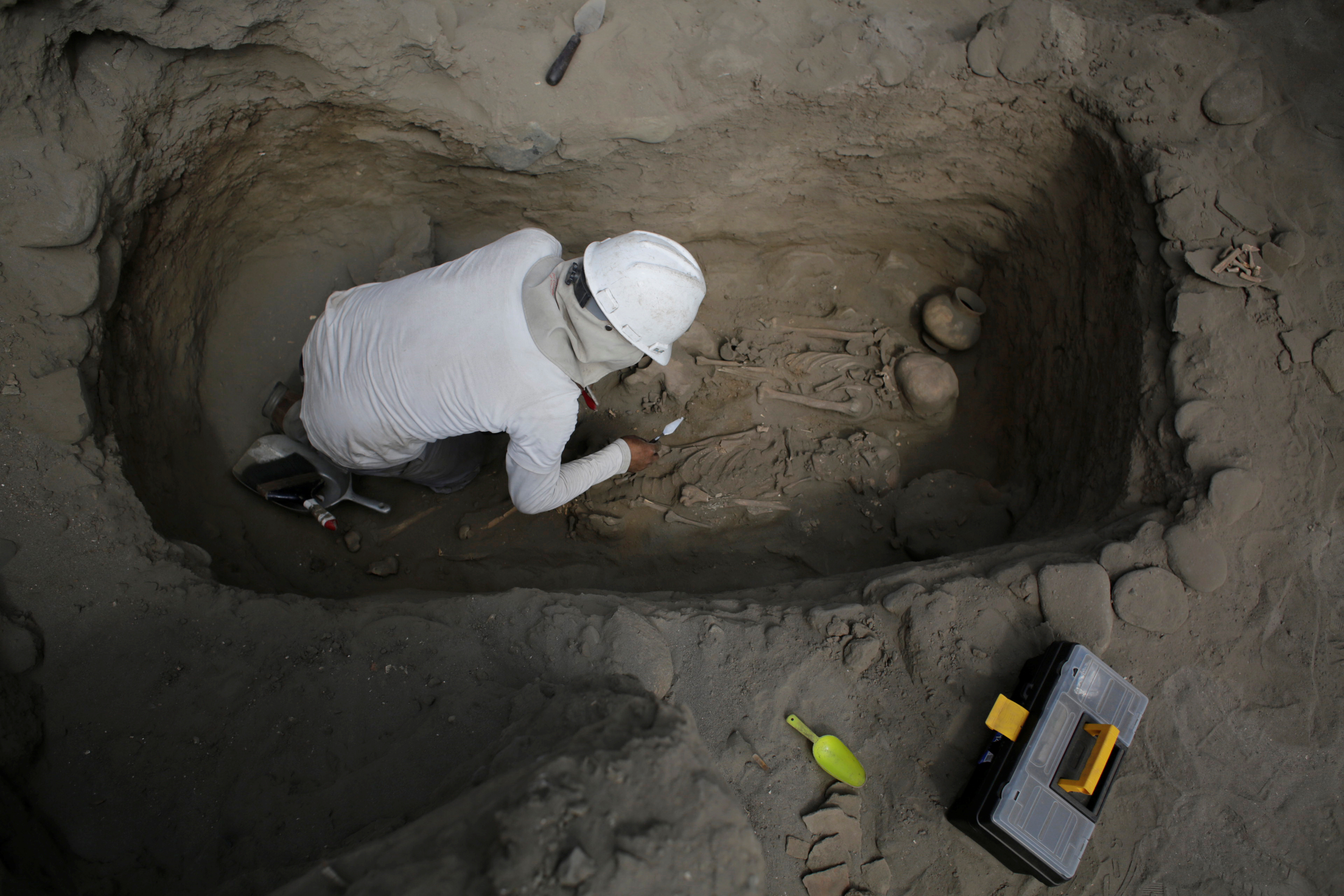 جانب من اكتشاف مقبرة بشرية تعود لحضارة تشيمو فى بيرو