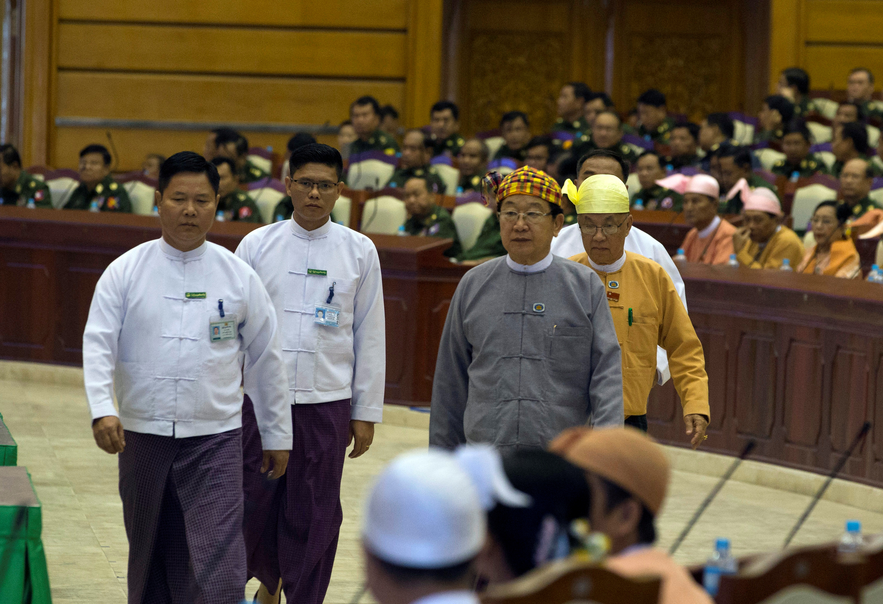 نائب رئيس مجلس النواب فى ميانمار داخل مقر البرلمان