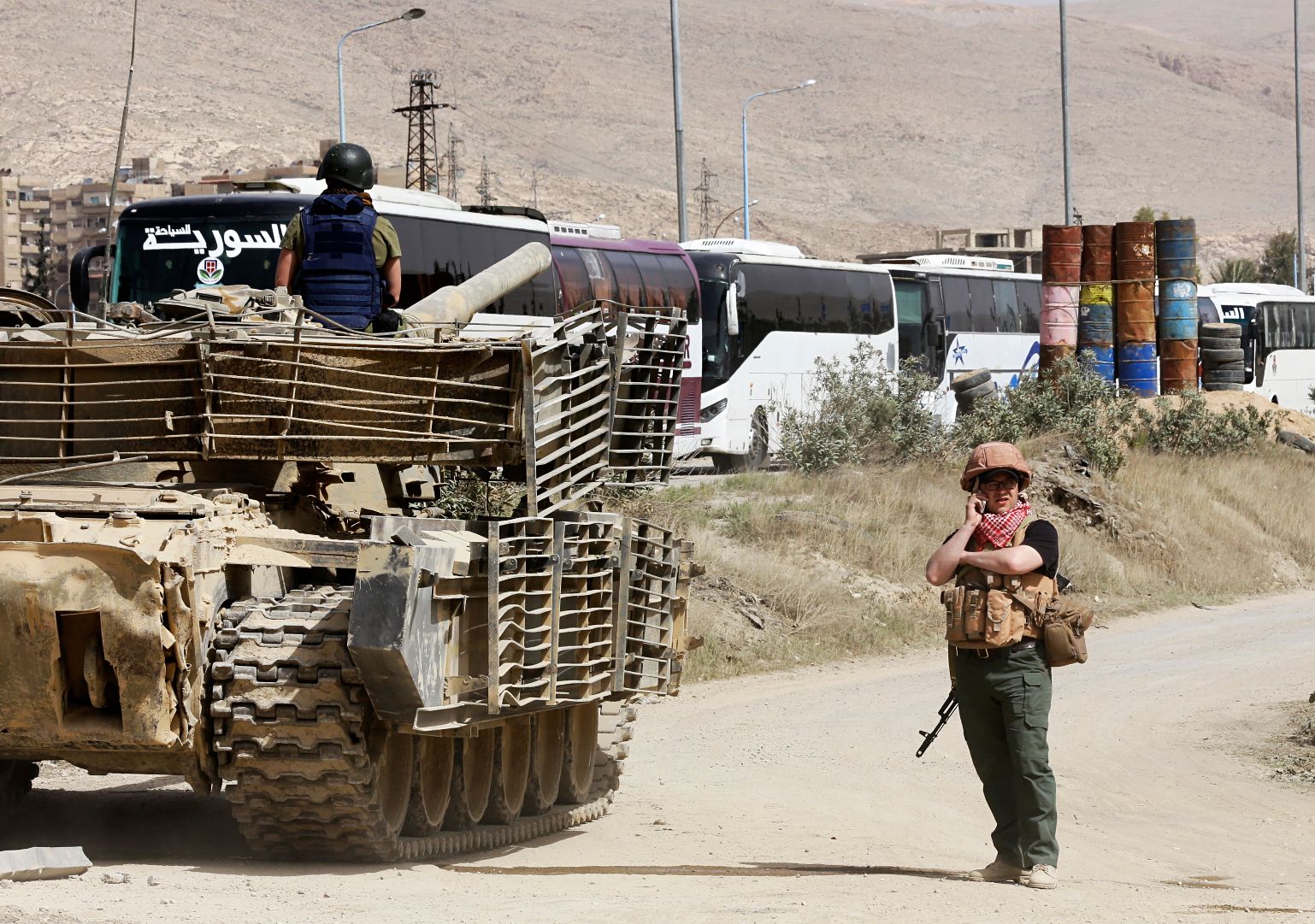 دبابة تابعة للجيش السورى تقف على مشارف مدينة حرساتا