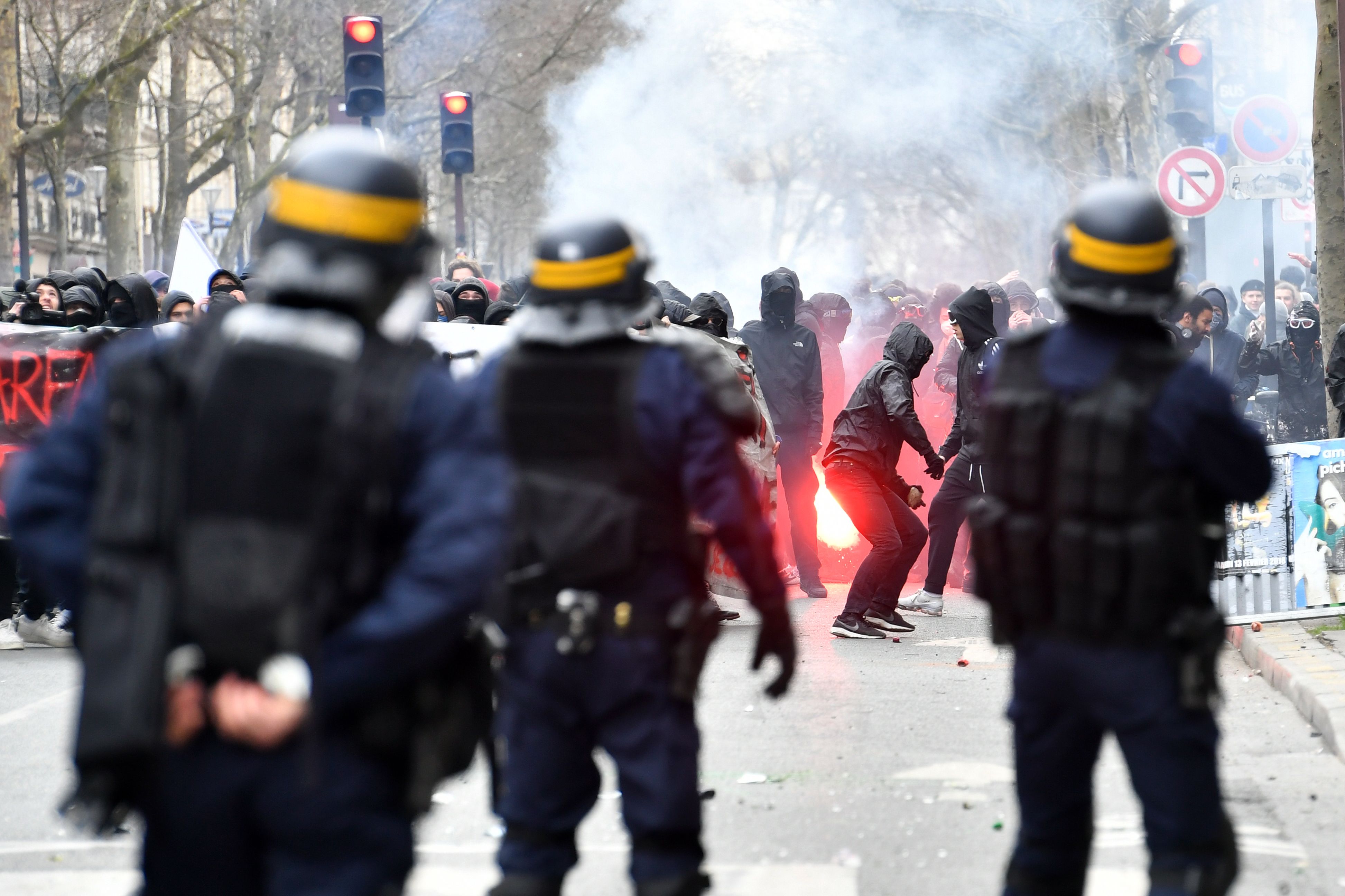 الشرطة الفرنسية تنتشر بمحيط الاحتجاجات