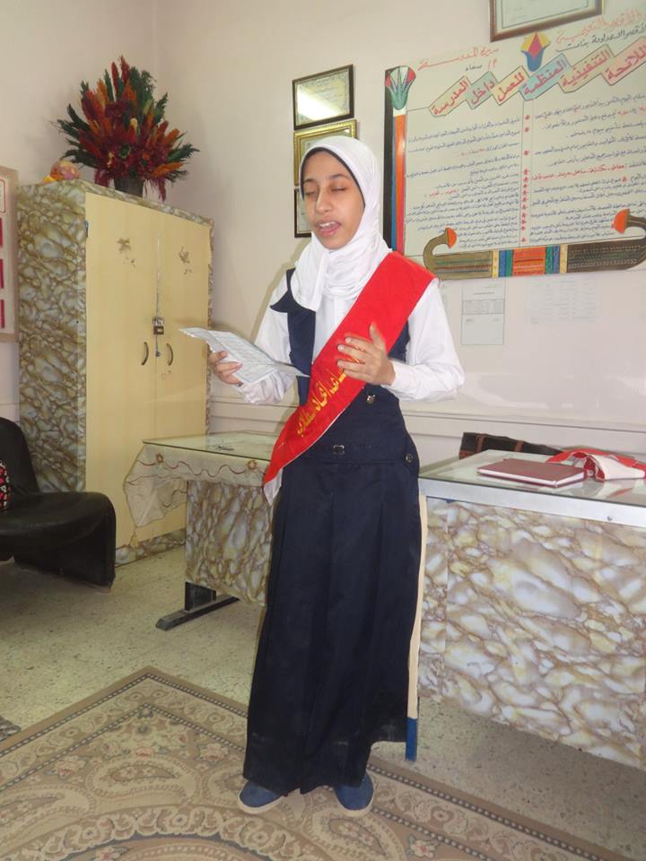 طالبة تقدم قصيدة فى حفل تكريم سيدة راشد بالمدرسة