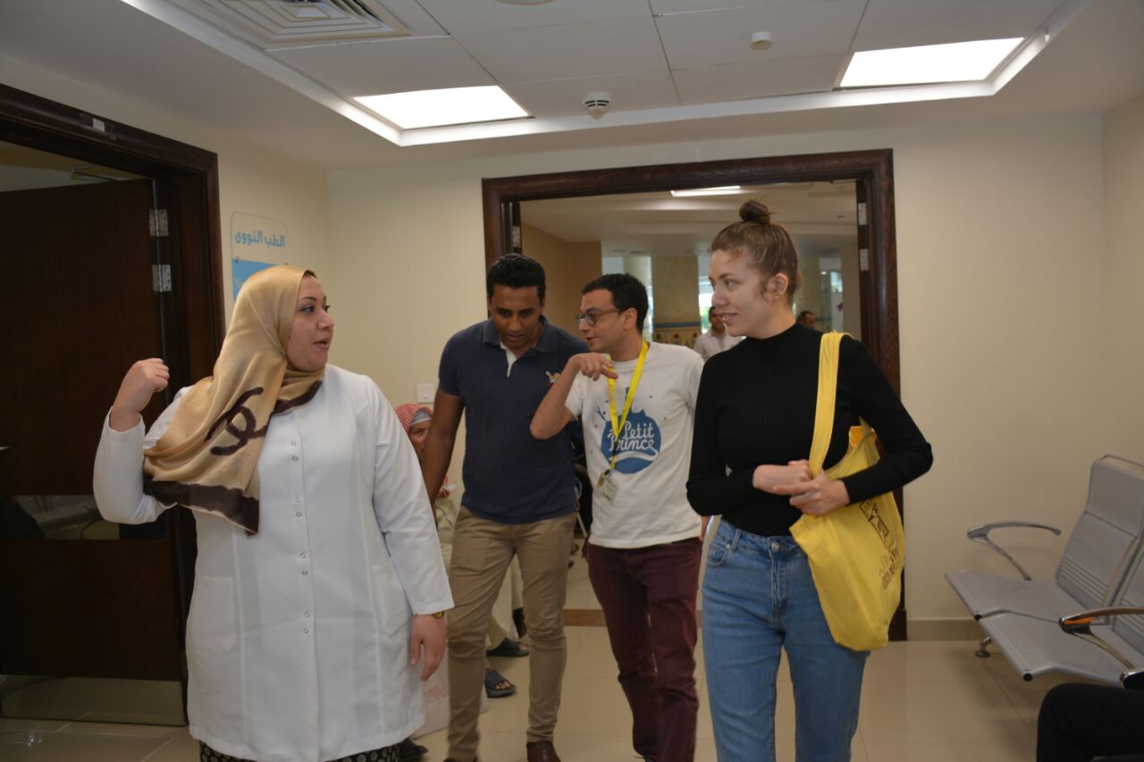 الفنانة الشابة رحمي حسن والمخرج أمير رمسيس يزوران مستشفي علاج الأورام بالأقصر (3) (1)