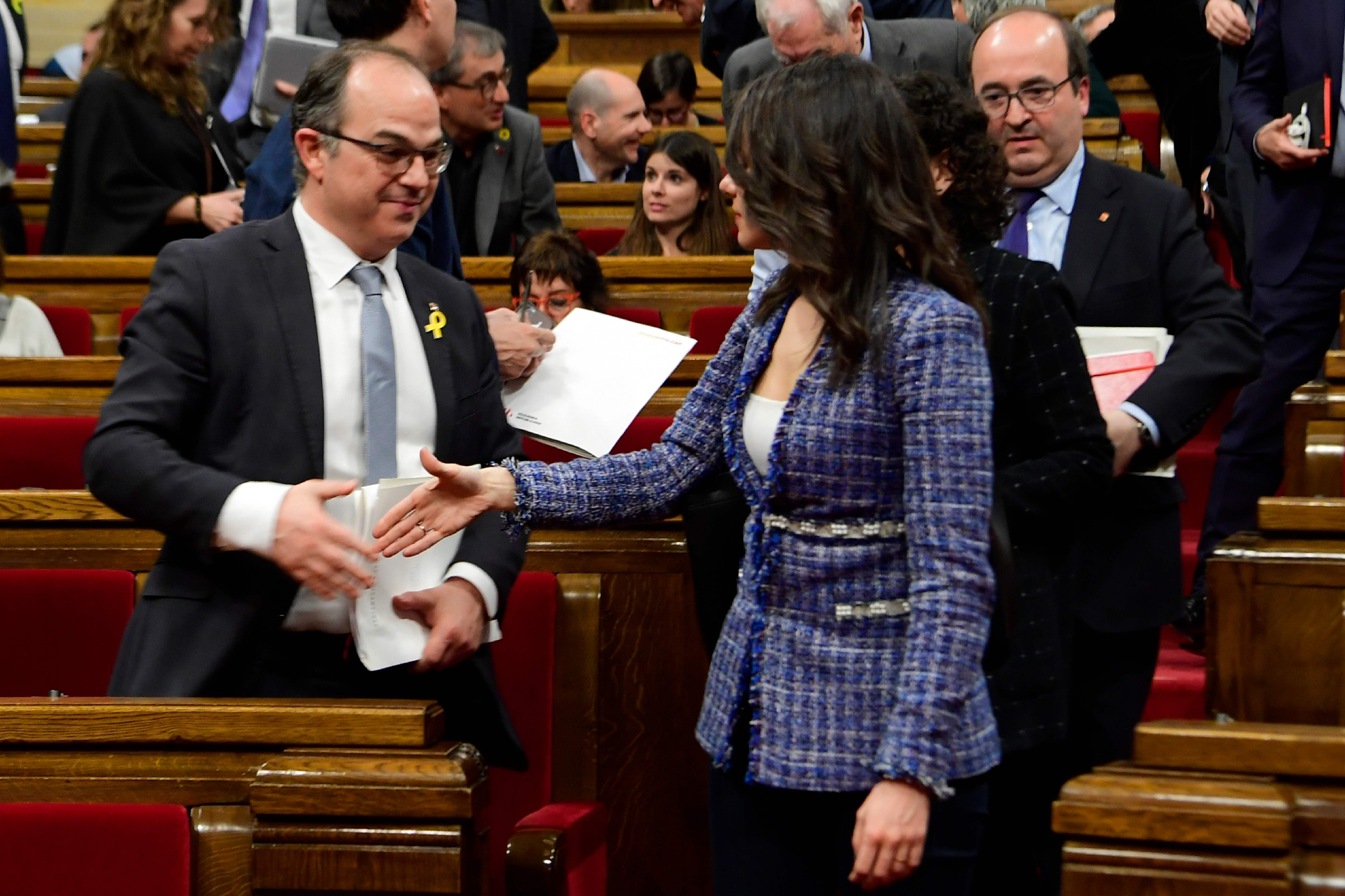 نائبة تصافح نائب فى برلمان كتالونيا