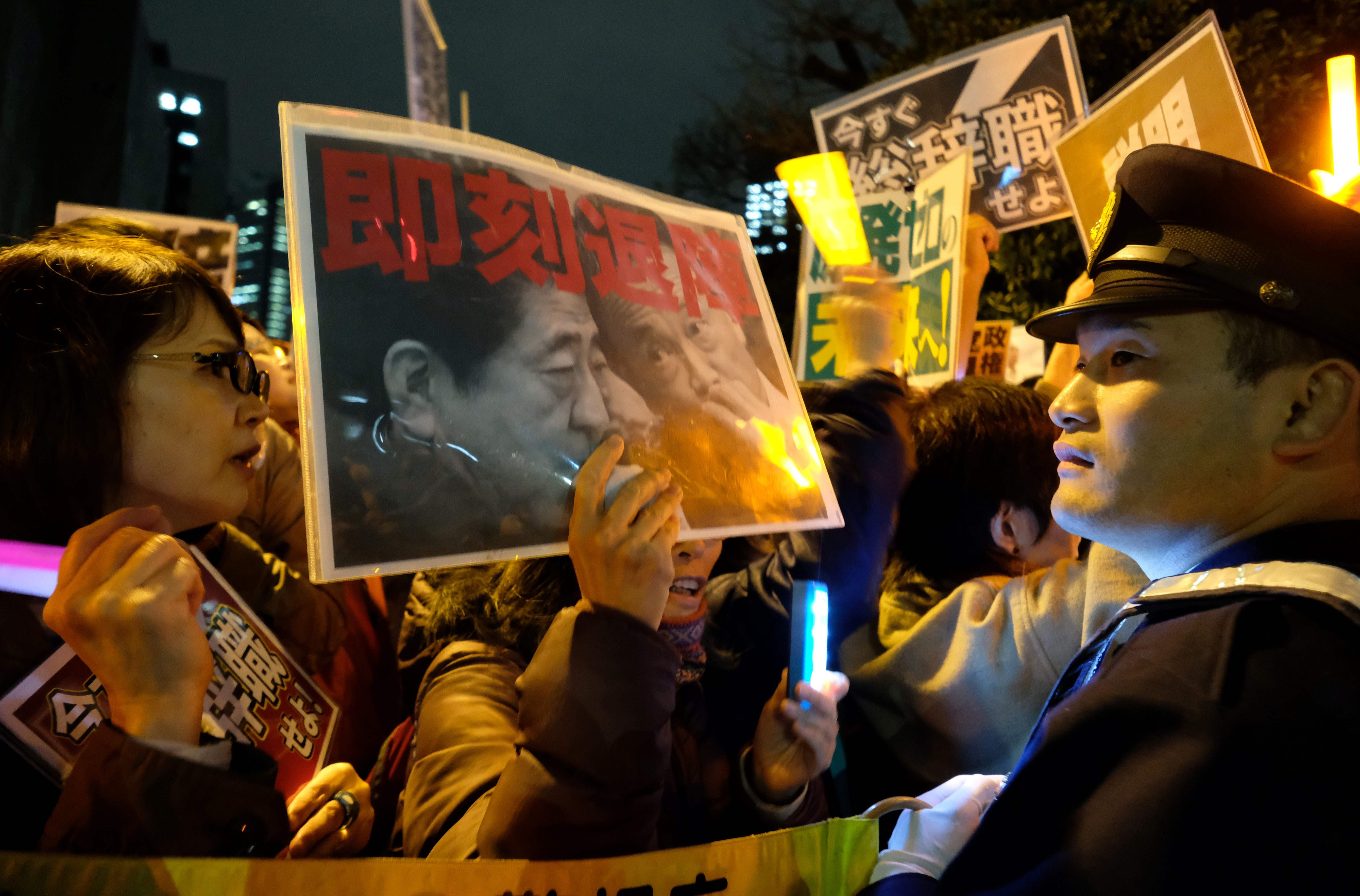 احتجاجات ضد رئيس الوزراء اليابانى