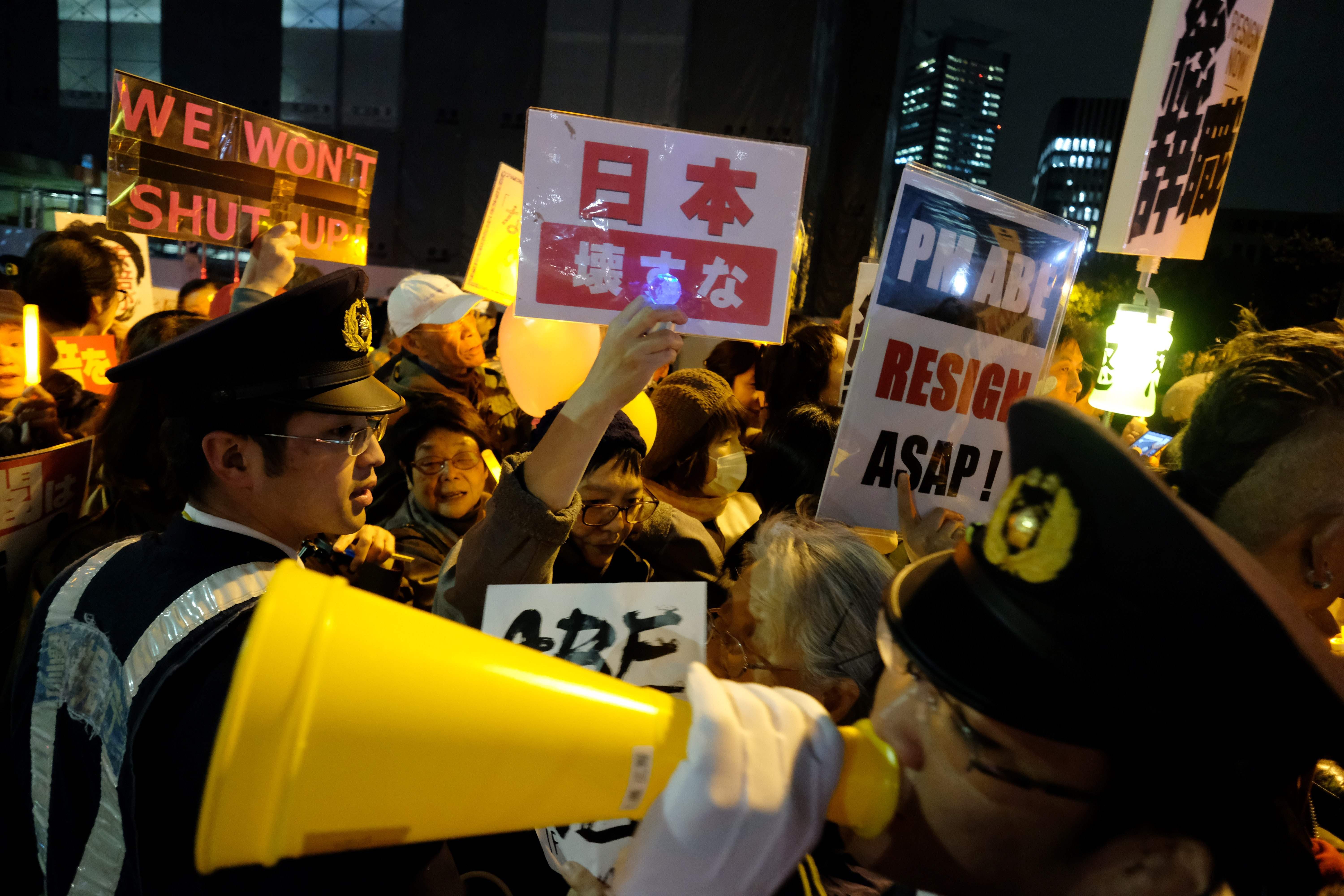 احتجاجات فى اليابان تطالب باستقالة رئيس الوزراء شينزو آبى