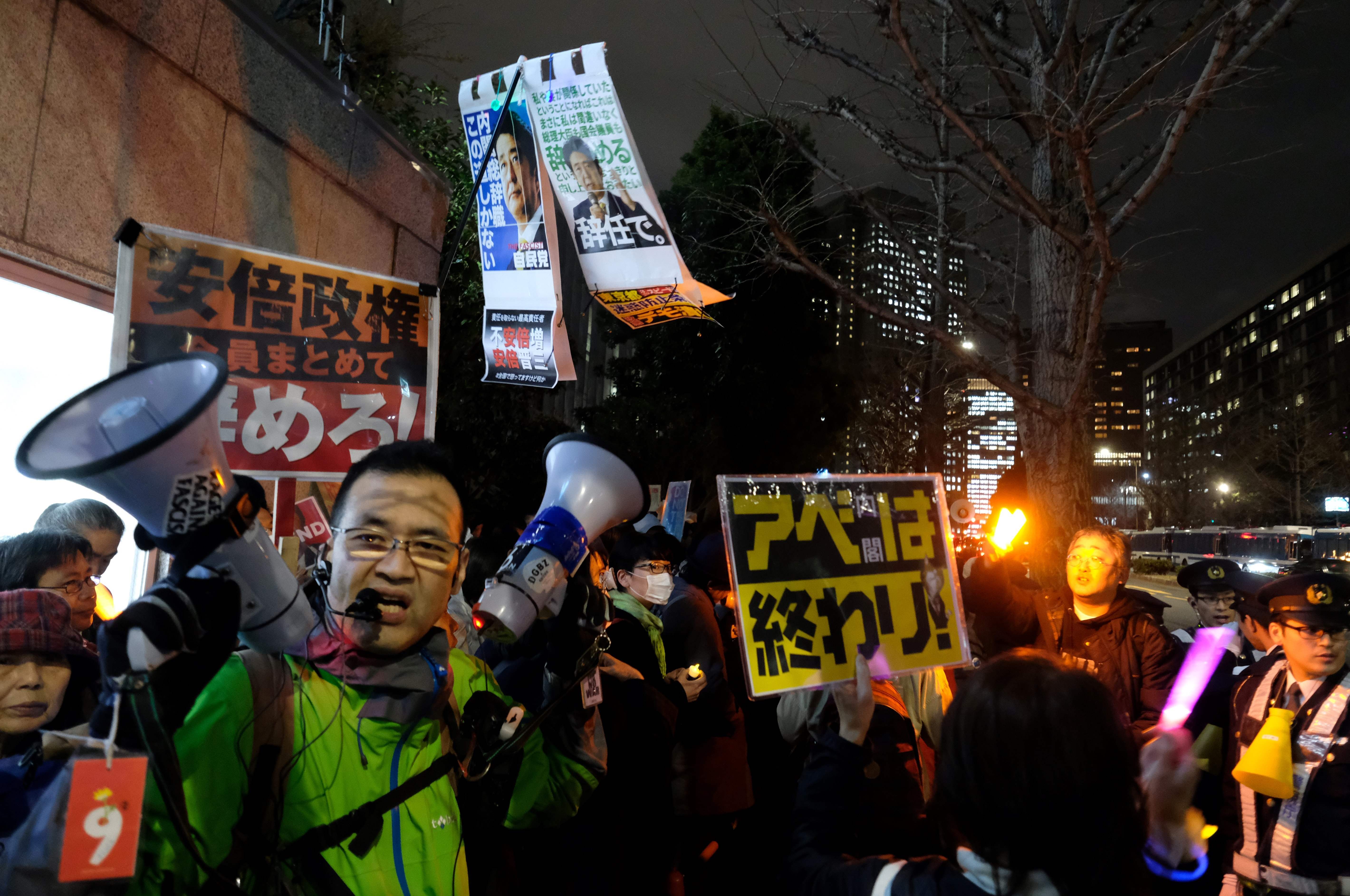 مظاهرات تطالب باستقالة رئيس الوزراء اليابانى