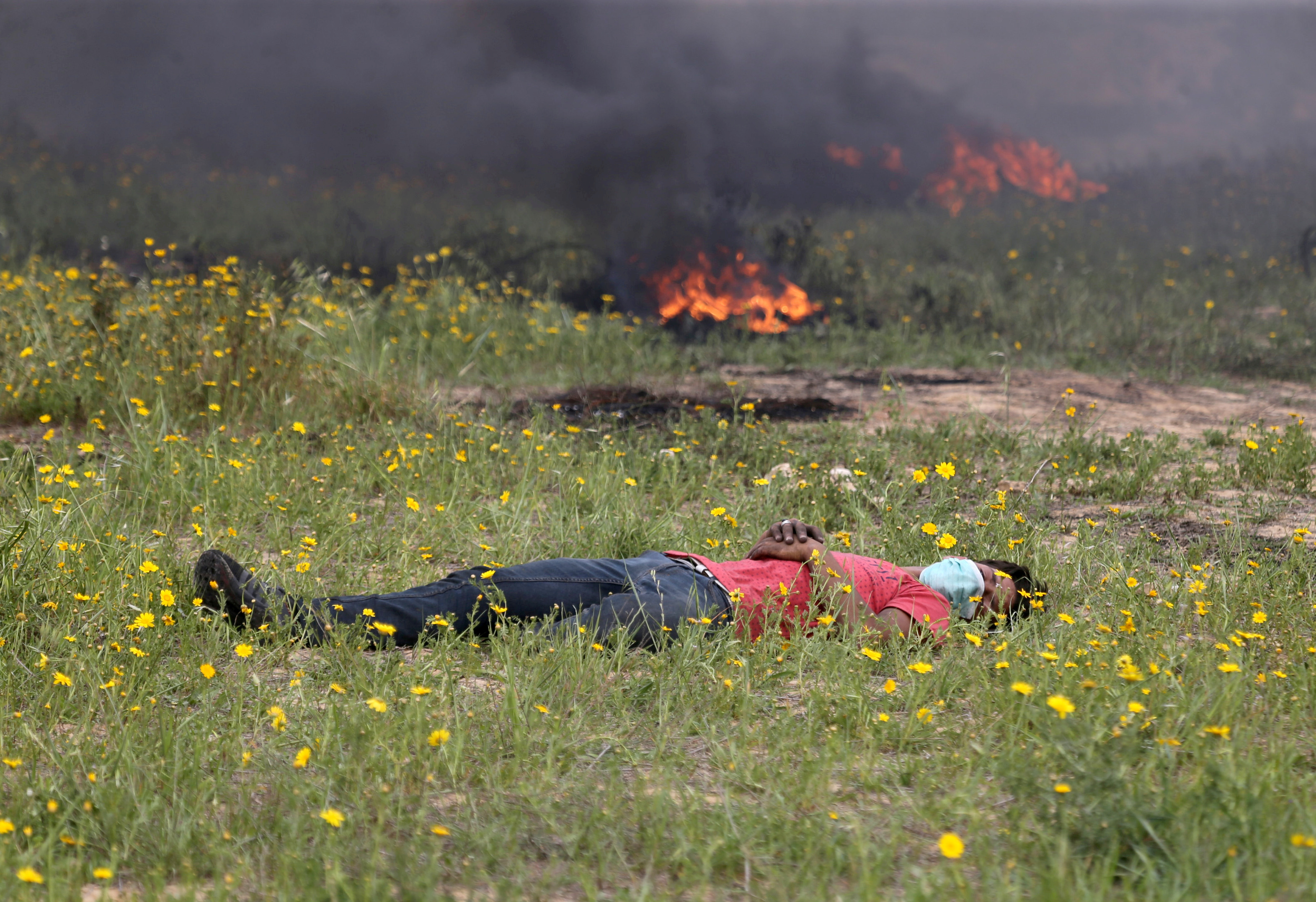 جانب من اشتباكات عنيفة بين قوات الاحتلال الإسرائيلى ومحتجين فلسطينيين فى قطاع غزة