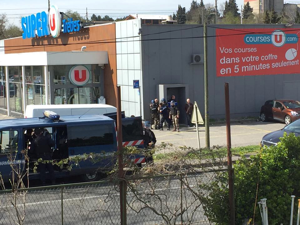 الشرطة الفرنسية فى محيط المتجر