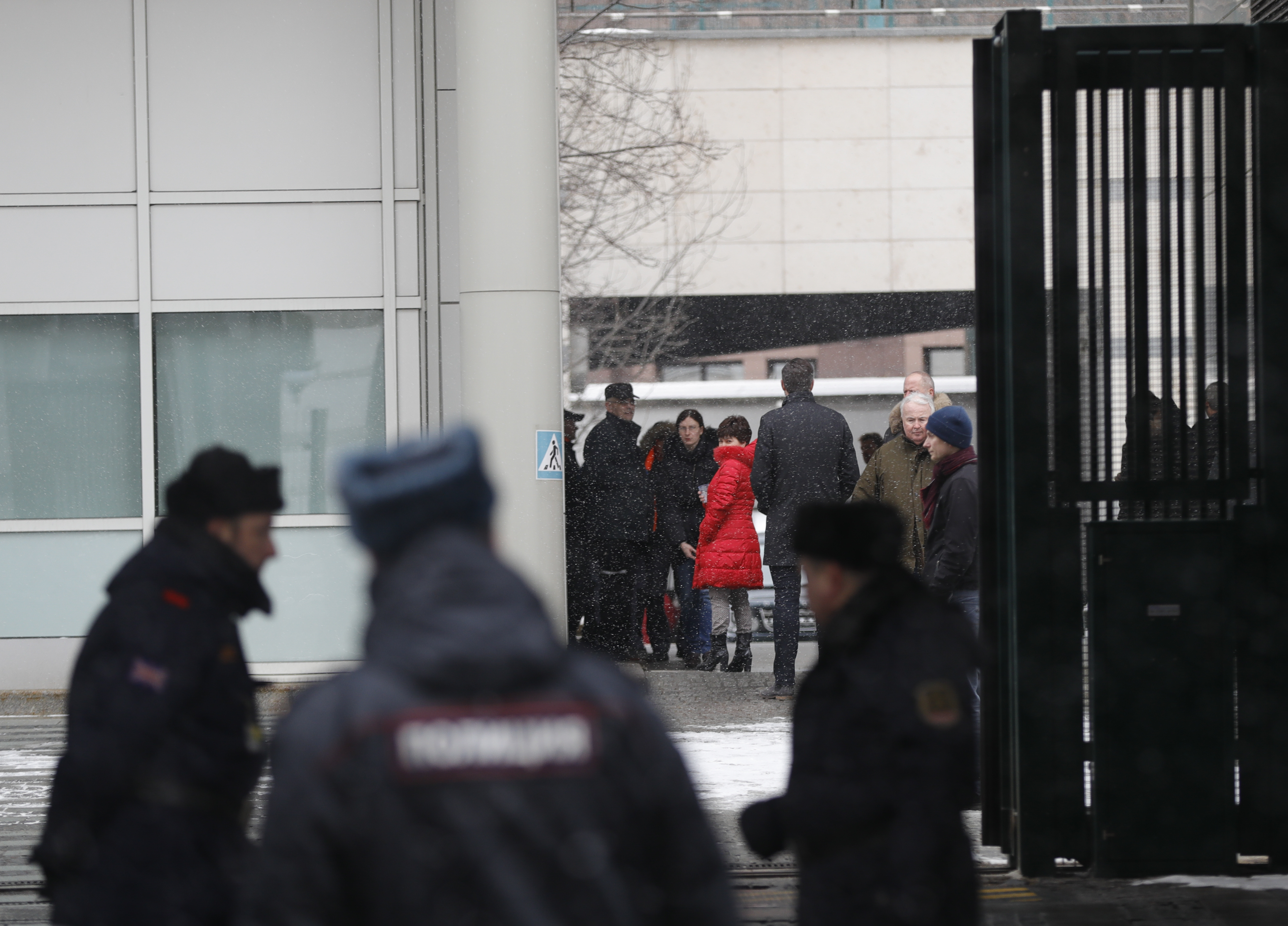 موظفو السفارة البريطانية يغادرون مقر السفارة فى موسكو