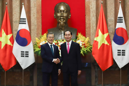 رئيس-كوريا-الجنوبية-يلتقى-نظيره-الفيتنامى-فى-هانوى
