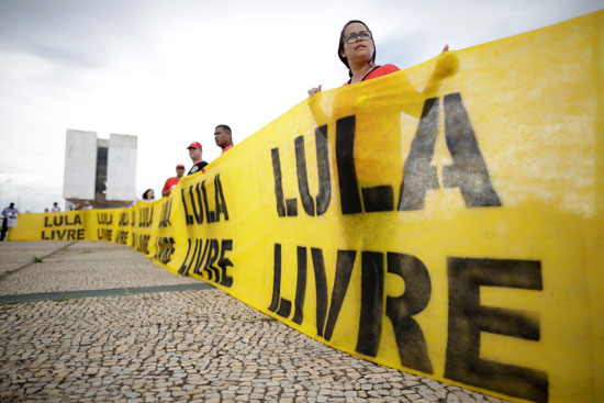  لافتات تغلق الشوارع تضامنا مع رئيس البرازيل 