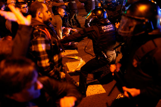 اشتباكات-عنيفة-بين-الشرطة-الإسبانية-ومحتجين-فى-برشلونة