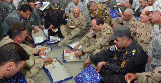 الرئيس ووزير الدفاع يتناولان طعام الإفطار مع أبطال الجيش والشرطة
