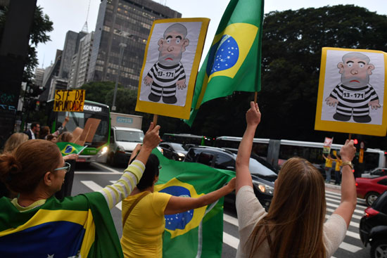  الأعلام البرازيلية خلال التظاهرات 