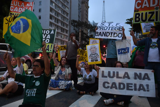  لافتات تضامنية مع رئيس البرازيل الأسبق 