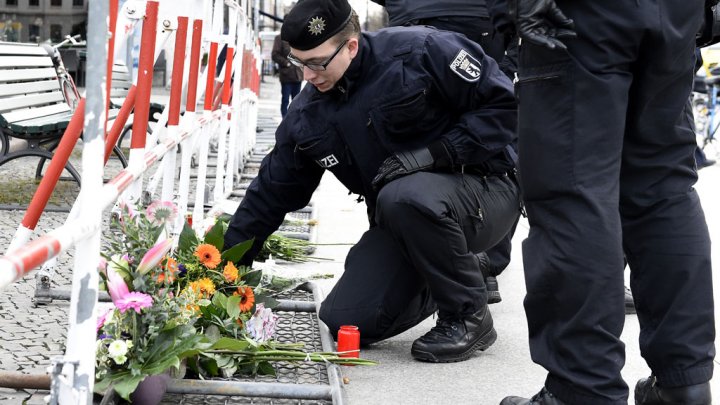 الشرطة الفرنسية تضع أكاليل الزهور بموقع الحادث 
