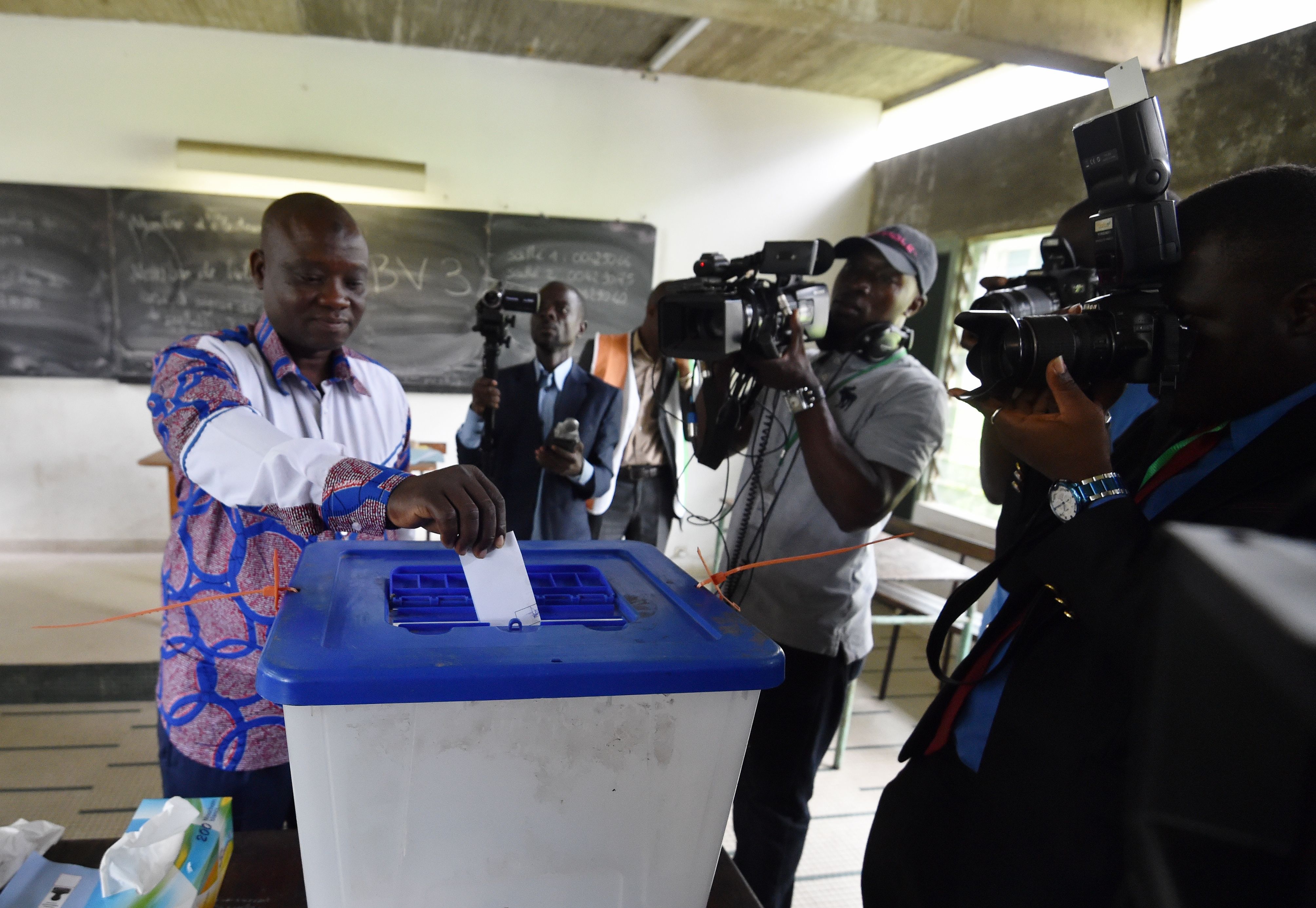 مواطن فى ساحل العاج يدلى بصوته فى الانتخابات 