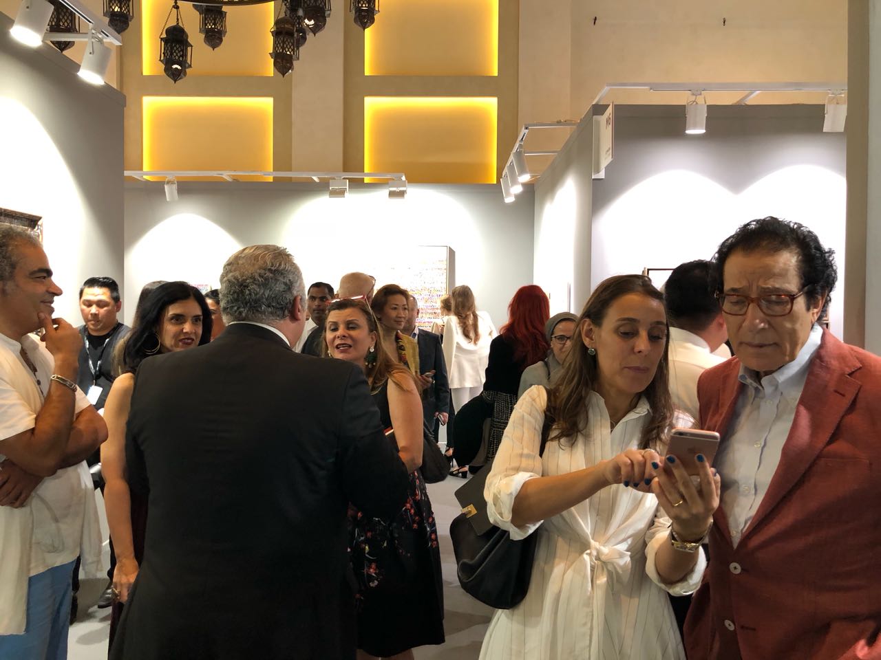 فاروق حسني يزور معرض الفنون التشكيلية في دبى (6)