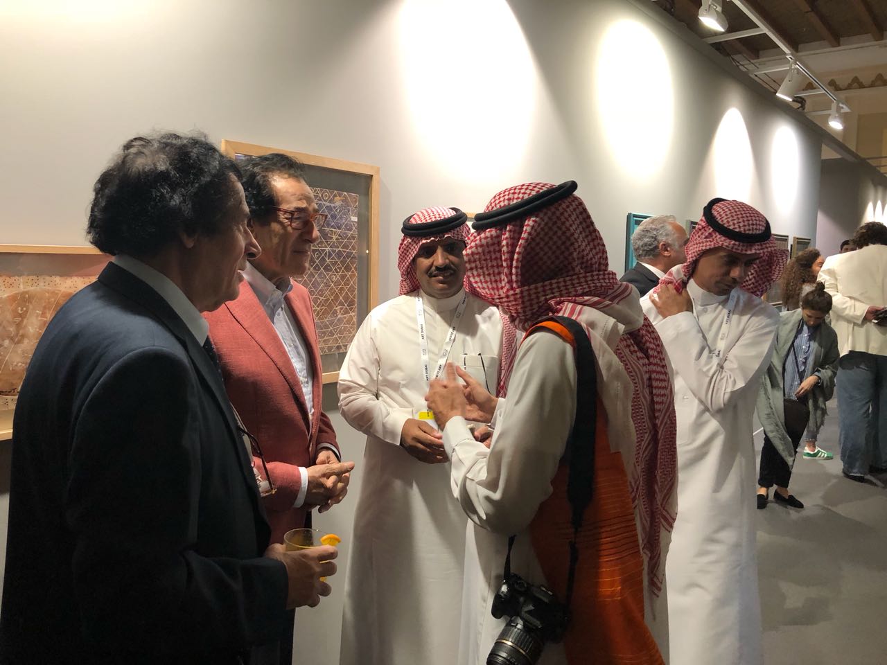 فاروق حسني يزور معرض الفنون التشكيلية في دبى (9)