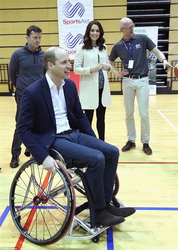 الأمير وليام تشارلز يلعب سلة على كرسى متحرك