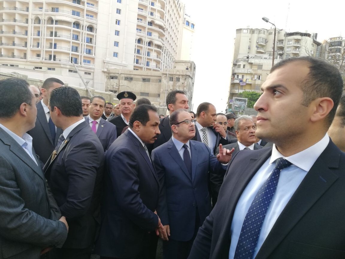 وزير الداخليه يتفقد موقع استهداف موكب مدير امن الاسكندرية  (4)