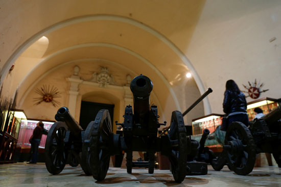عربات حديدية تحمل مدافع فى قصر مستودع الأسلحة بفاليتا