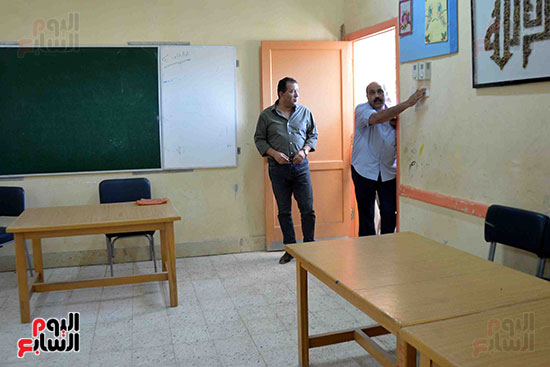محمد بدر يتفقد اللجان الانتخابية فى الأقصر